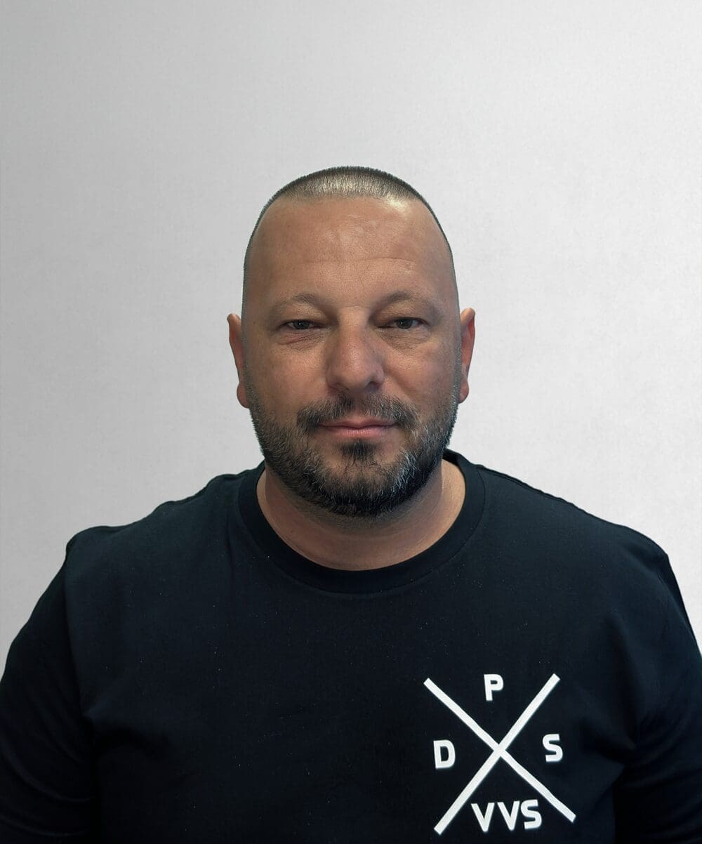 Dinu Spataru, som är VD på DPS VVS & Energi AB, är utbildad VVS installatör och har samtliga behörigheter som krävs inom VVS området. Dinu har lång praktisk erfarenhet av både nyproduktion och ROT- projekt, både som VVS installatör, men även som arbetsledare inom bygg och VVS.